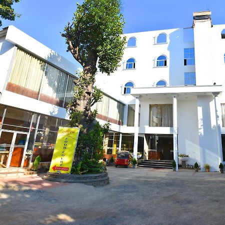 Capitalcity Hotel Бадула Екстериор снимка