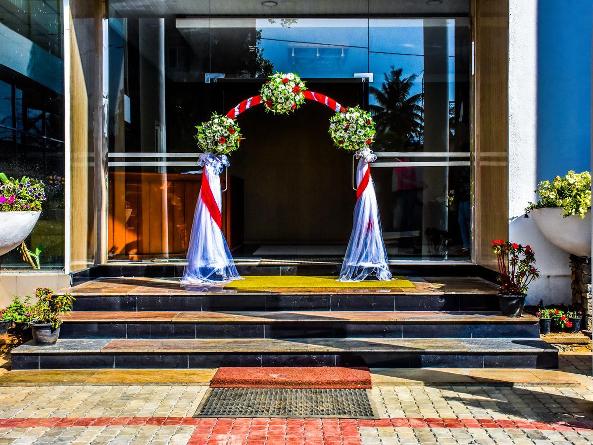Capitalcity Hotel Бадула Екстериор снимка